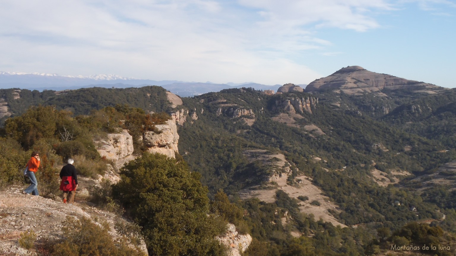 Desde la cima del Castellsapera a 939 mts., el Montcau a la derecha